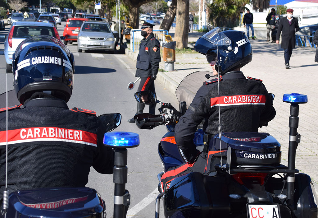 Controlli dei carabinieri durante movida nel Soveratese: arresti e denunce