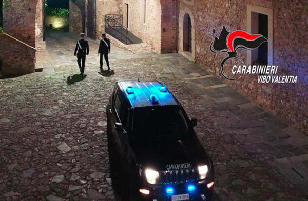 Picchia e minaccia ex moglie e le incendia l'auto, arrestato 52enne nel Vibonese