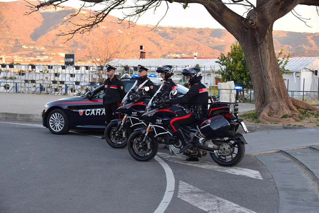 Ruba collana ad anziano mentre passeggiava su lungomare a Sant’Andrea Apostolo dello Ionio, arrestato