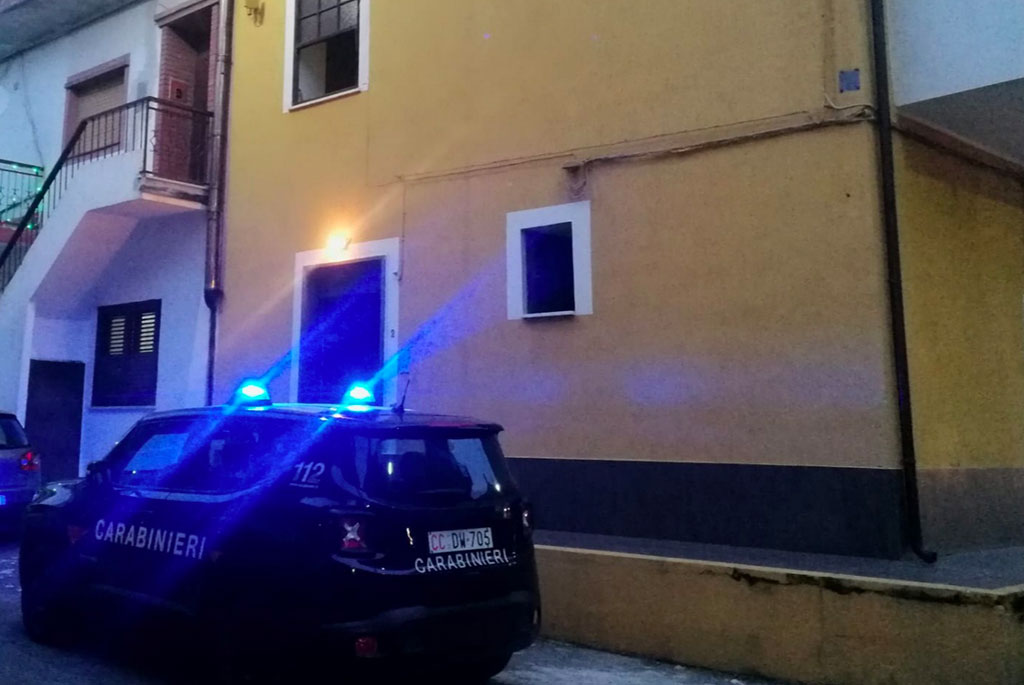 Braciere acceso in camera da letto, un morto e un intossicato a Isola di Capo Rizzuto: avviate indagini