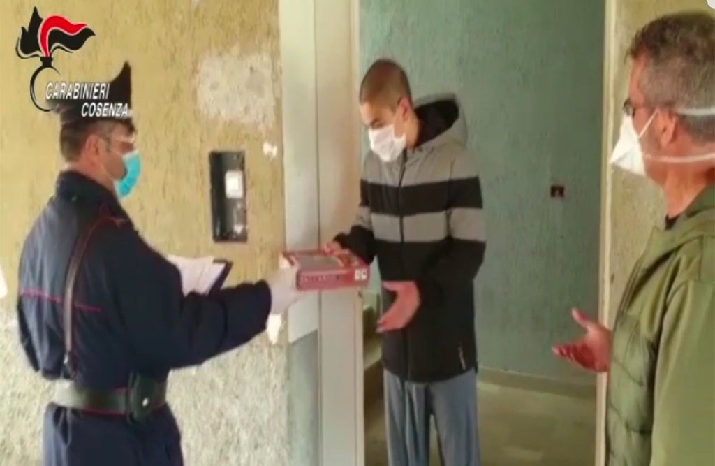 Coronavirus, Carabinieri consegnano tablet per didattica a distanza a studenti di Cosenza e Rende