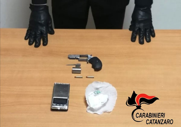 Trovato con revolver, munizioni e cocaina: un arresto a Catanzaro 