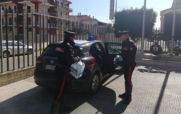 Erano rimasti senza acqua da bere in casa, carabinieri riforniscono 2 anziani coniugi a Corigliano Rossano
