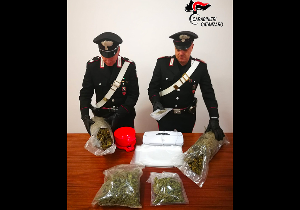 Detenzione e spaccio di marijuana, arrestati due giovani a Catanzaro