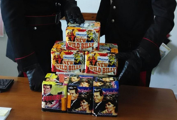 In casa con fuochi d’artificio proibiti e documenti auto rubata, denunciato commerciante di Gimigliano