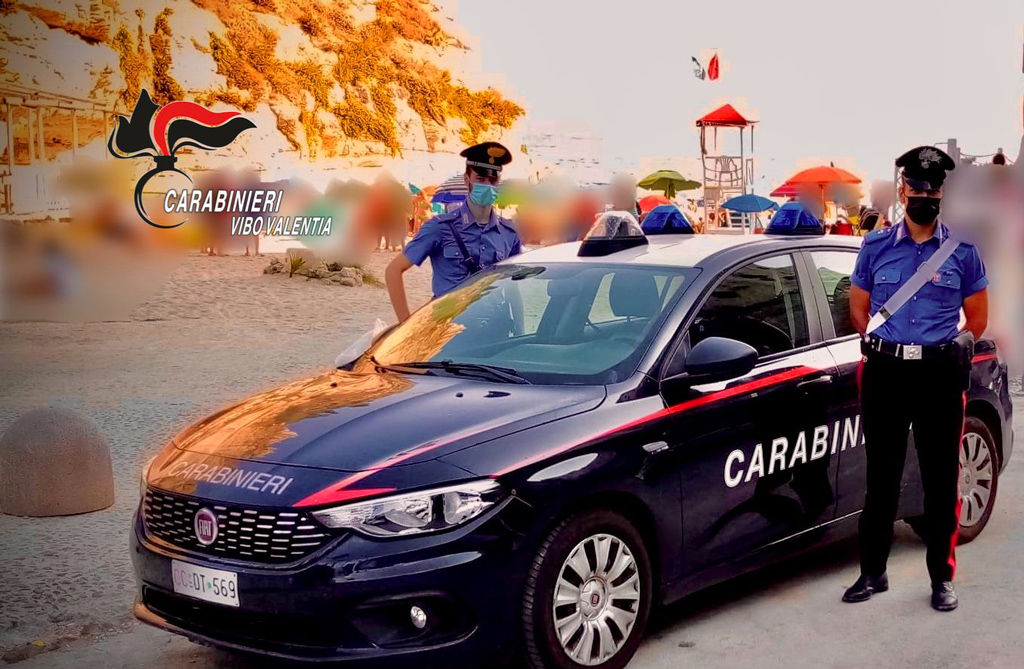 Rubano zainetto in spiaggia a Tropea, ladri fermati e refurtiva recuperata