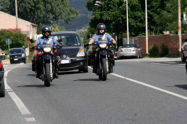 Lamezia: Controlli dei Carabinieri sulle strade e nei locali notturni. Decine di contravvenzioni. Numerosi giovani in possesso di sostanze stupefacenti