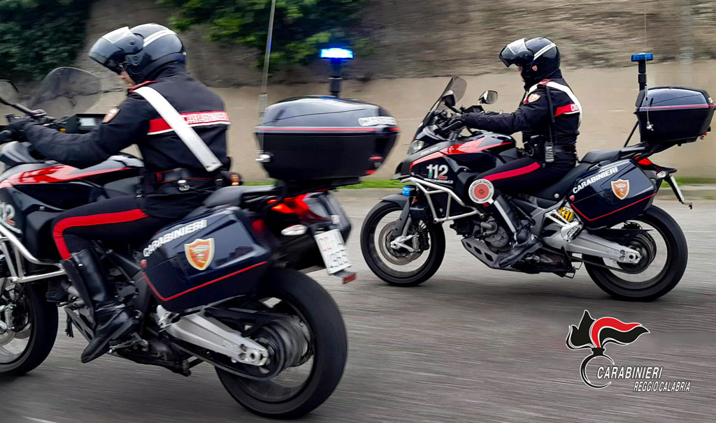 Aggredito e rapinato sull'uscio di casa, due arresti dei carabinieri nel Reggino