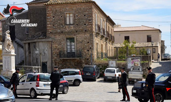 Scoperto mentre ruba gasolio da mezzi pubblici, arrestato 35enne nel catanzarese