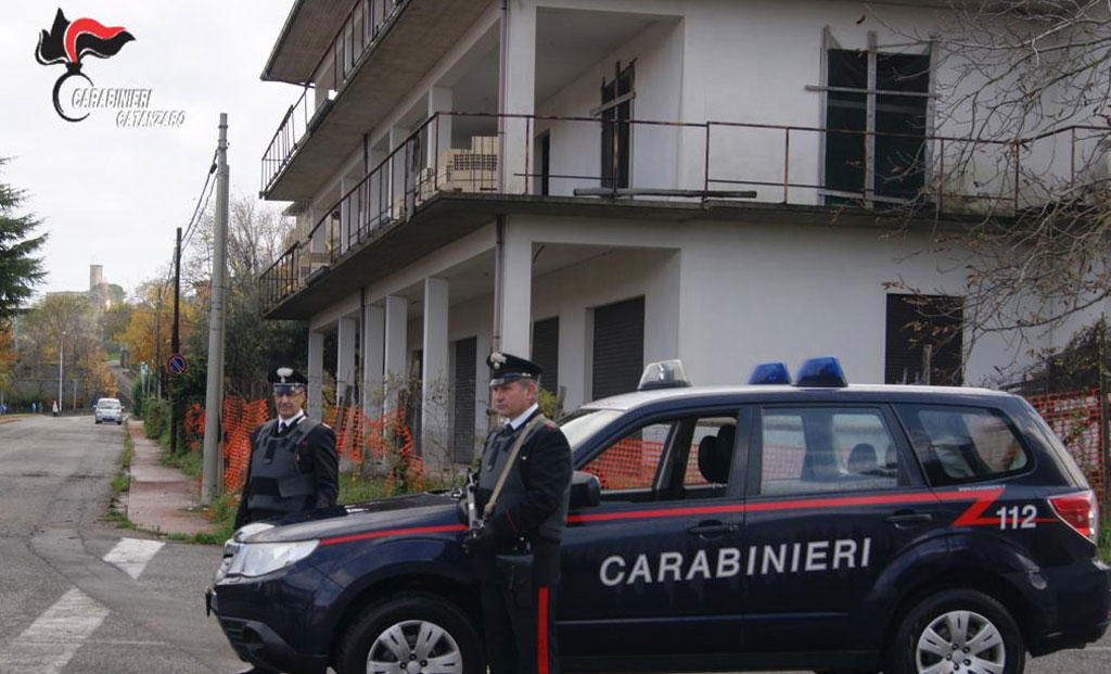 Evade dai domiciliari e aggredisce fratello dell'ex: in manette 40enne a Soverato