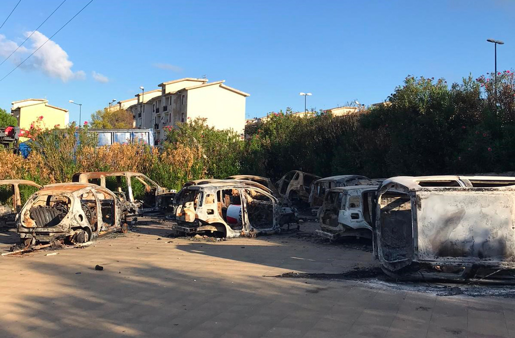 Rinvenute 20 carcasse di auto incendiate e abbandonate a Reggio, rimosse dai carabinieri