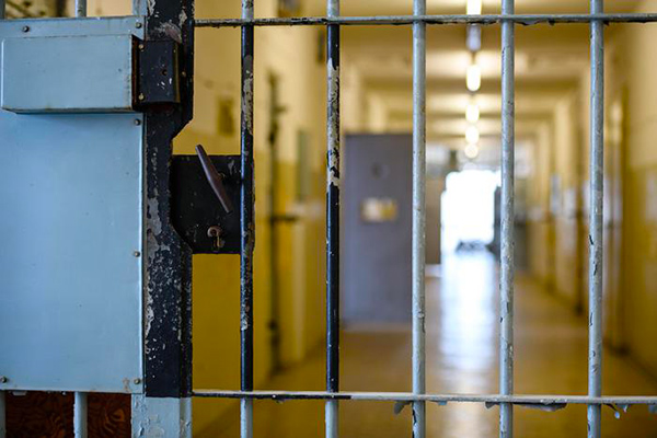 Presunto pestaggio in carcere a Reggio Calabria, indagati tre agenti