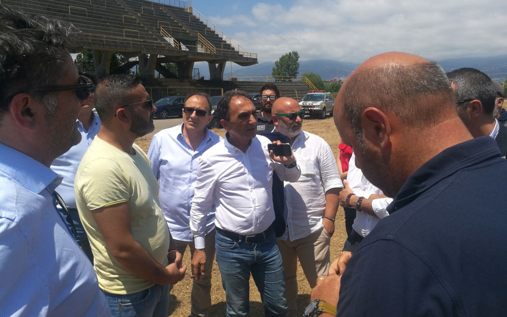 Lamezia, nuovo sopralluogo di Abramo al “Carlei”: da domani al via rifacimento fondo campo