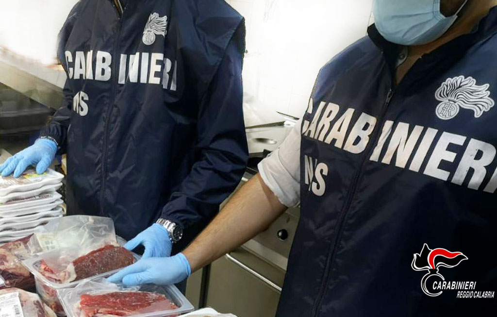 Cibo mal conservato, i carabinieri del Nas denunciano titolare di una macelleria nel Reggino: sequestrati 80 kg di carne