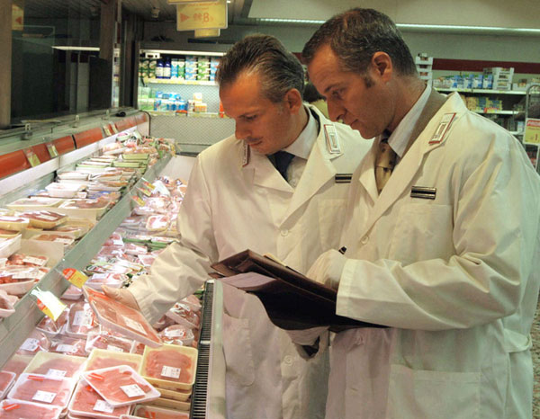 Vendeva alimenti in cattivo stato conservazione, una denuncia nel reggino
