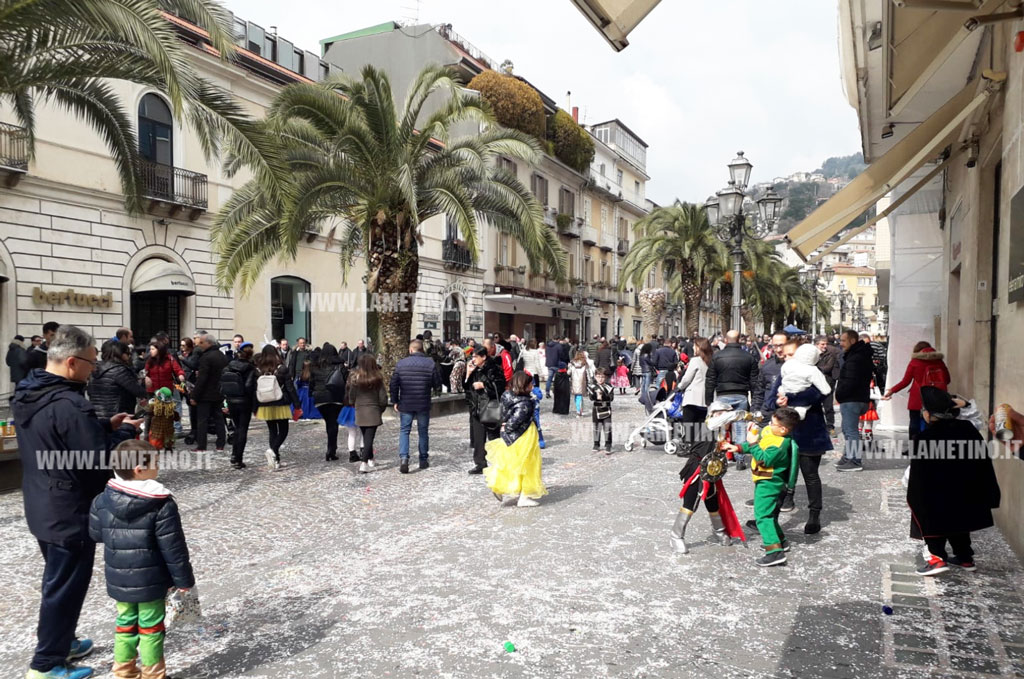 Lamezia non rinuncia al Carnevale, maschere e coriandoli invadono il centro