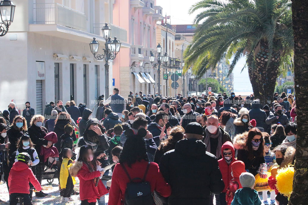 Lamezia, la pandemia non ferma il Carnevale: mascherine e coriandoli per le vie della città