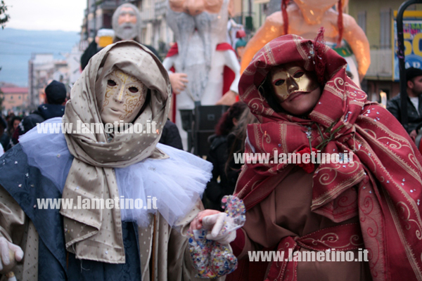 Lamezia: Le maschere del carnevale sfilano e sfidano maltempo