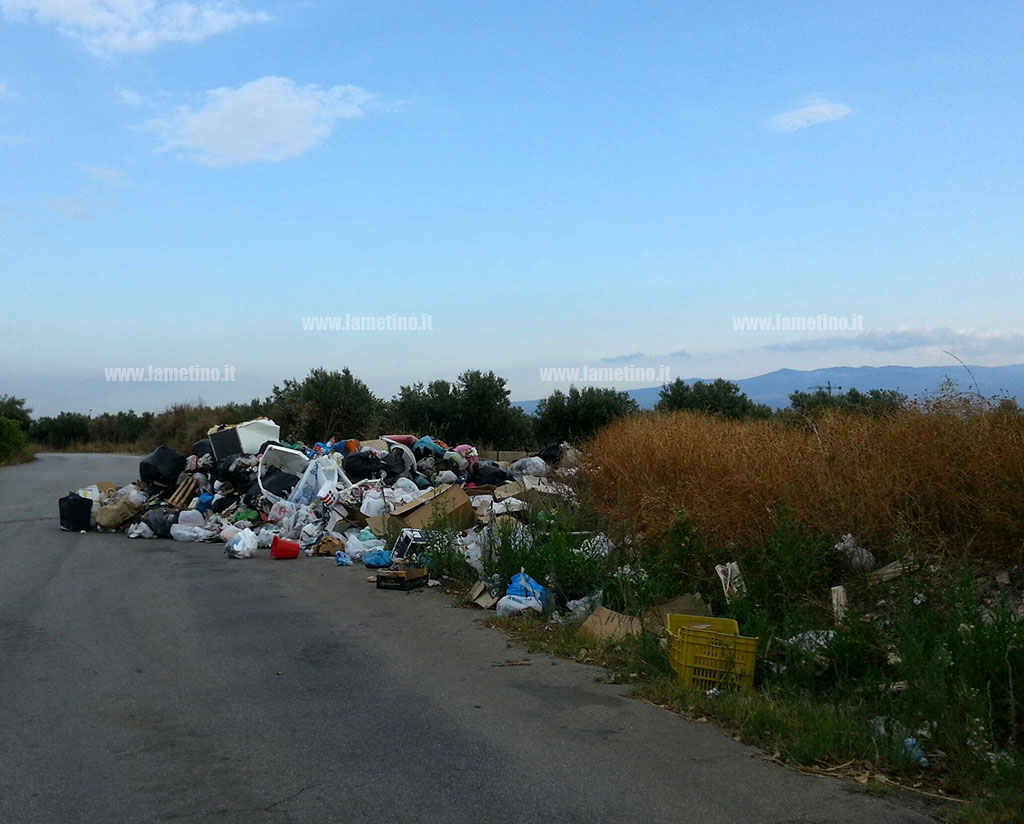 Lamezia: cumuli di rifiuti in contrada Caronte