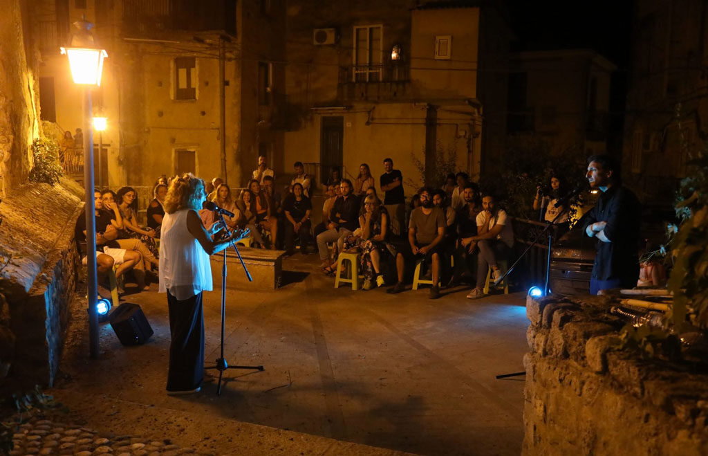 “Il teatro viene da te”, sold out per il lancio del progetto "We're South" nel borgo di Guardavalle