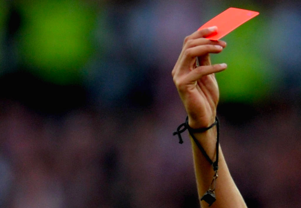Viene espulso e aggredisce arbitro donna, sospesa partita di calcio a Nocera Terinese