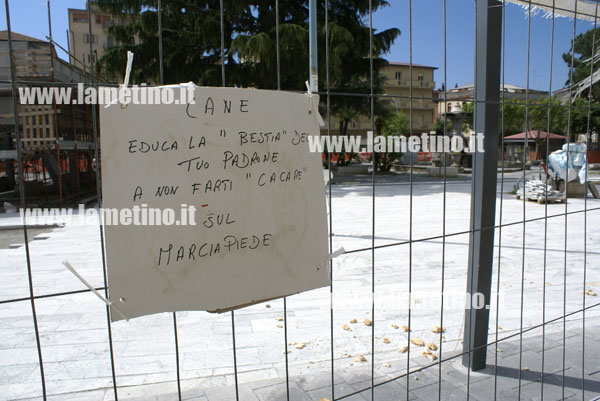 Lamezia: Messaggio ironico in piazza Mazzini su deiezioni animali