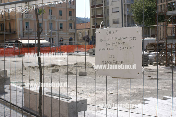 cartello-cani-piazza-mazzini-lamezia.jpg