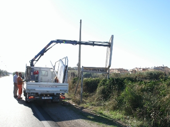 Lamezia, iniziata la rimozione forzata dei cartelloni pubblicitari abusivi