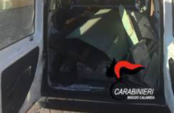 Sorpresi a rubare ferro in ex cartiera, due arresti a Gioia Tauro