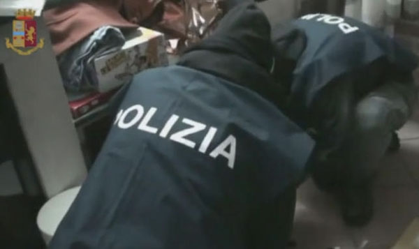 Polizia arresta cartomante a Cosenza per estorsione