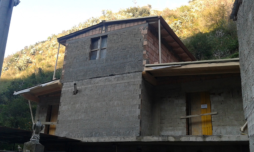 Costruisce due nuovi piani casa in zona a vincolo paesaggistico, denunciato 59enne a Scilla