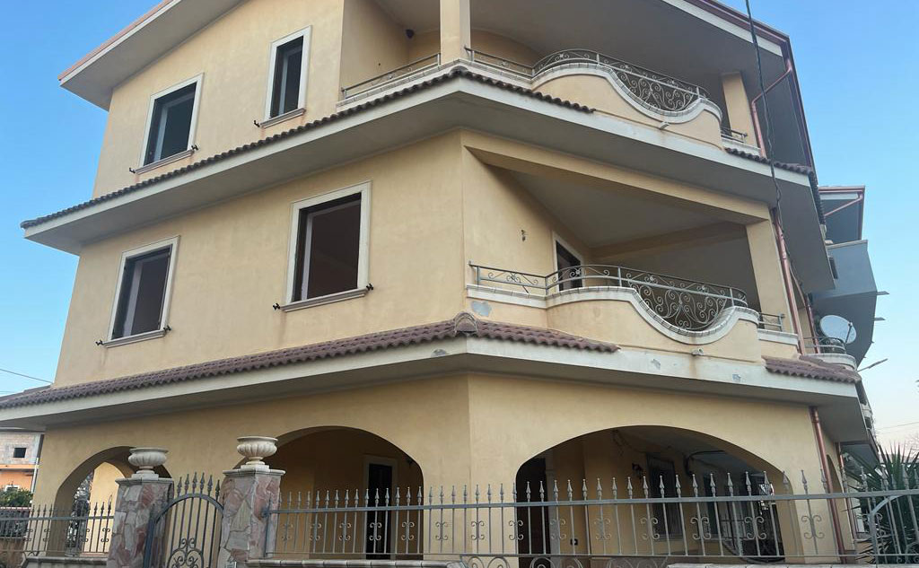 Vandalizzata "Casa della Legalità" nel Crotonese, rubati infissi e danneggiati interni - Reazioni