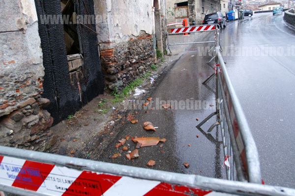 Lamezia, crollano tegole da casa abbandonata su via dei Normanni