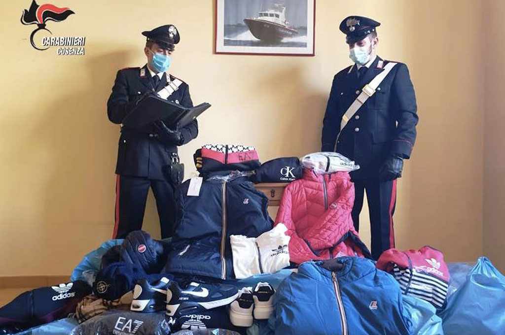 Sorpreso con merce contraffatta in auto, denunciato 33enne a Casali del Manco
