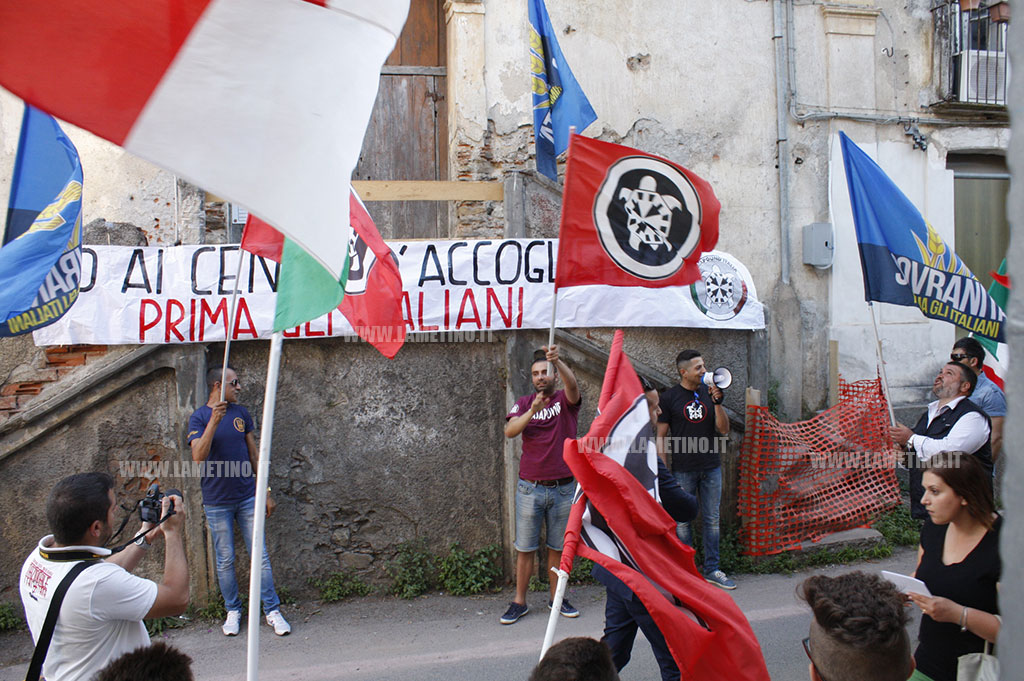 Lamezia: Sovranità, no a centro accoglienza al Teatro Russo