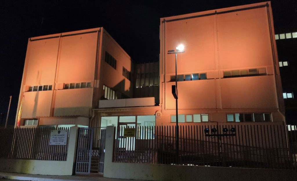 Caserma Carabinieri Crotone illuminata di arancione per la giornata contro la violenza sulle donne