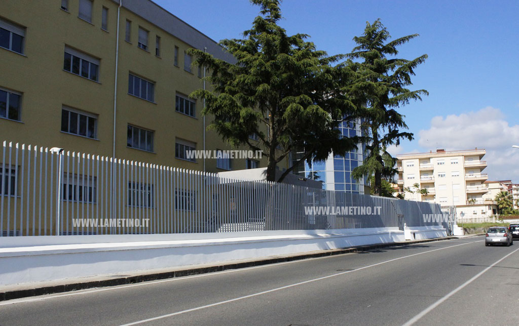 Lamezia, per anni minacciano 60enne per rapinarlo, arrestati due giovani 