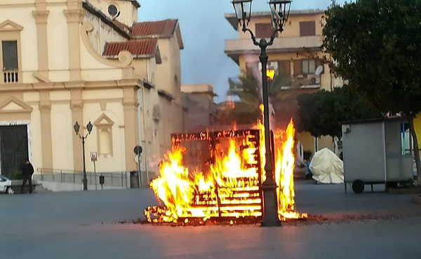 casetta-fiamme-siderno-20202.jpg