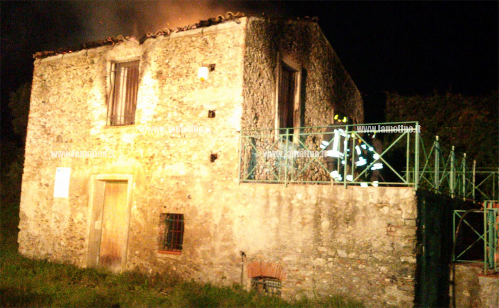 Lamezia, in fiamme casolare all'interno del parco 25 Aprile