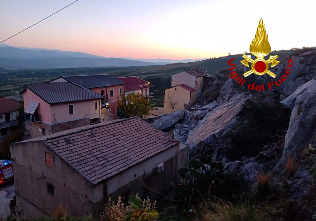 Si stacca costone di roccia a Cassano allo Ionio: evacuate alcune abitazioni 