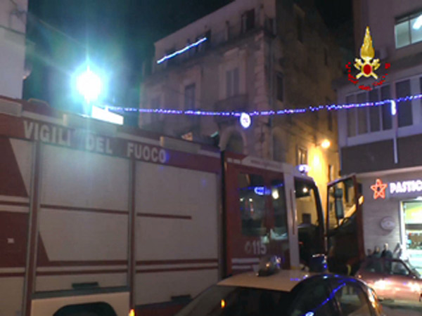 Calabria: Vigili del fuoco intervengono a Cassano Ionio per spegnere incendio 