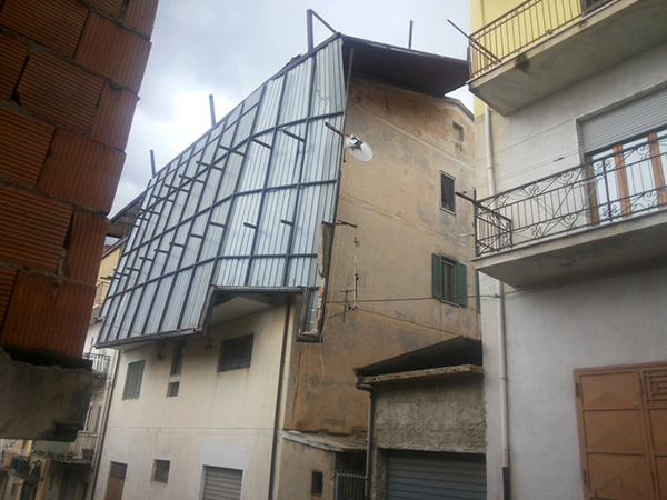 Calabria: vento forte fa cadere copertura edificio, intervengono vigili fuoco