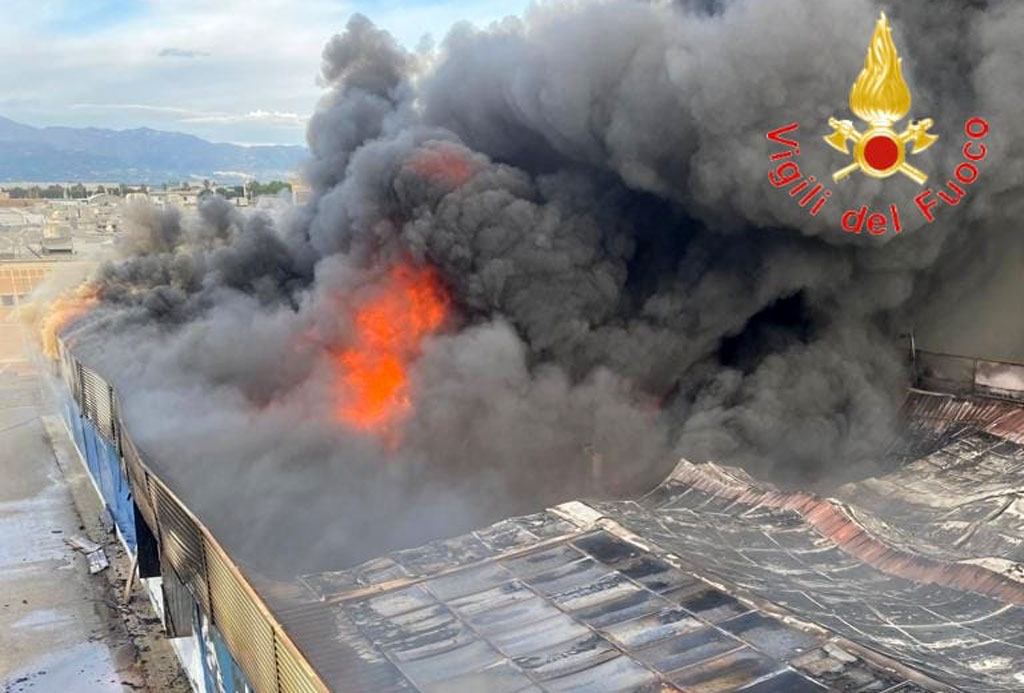 Incendio in un negozio nel Cosentino: ingenti danni