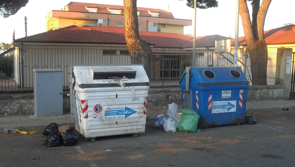 Lamezia, associazione "Quartiere Capizzaglie": rimossi i cassonetti davanti istituto scolastico