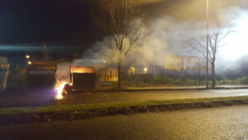 Lamezia, a fuoco cassonetti rifiuti in via Scarpino 