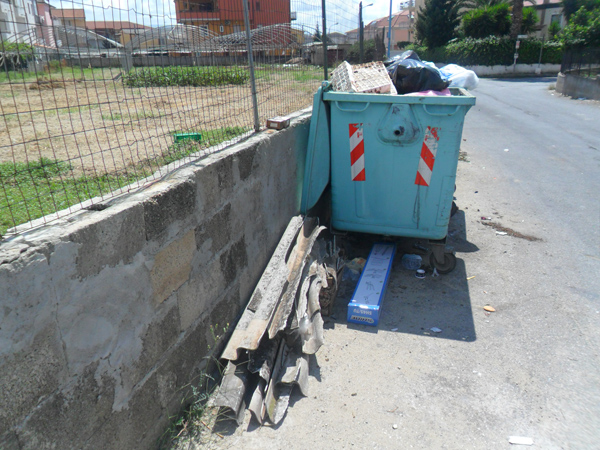 cassonetti-lastre-eternit-quartiere-capizzaglie.jpg