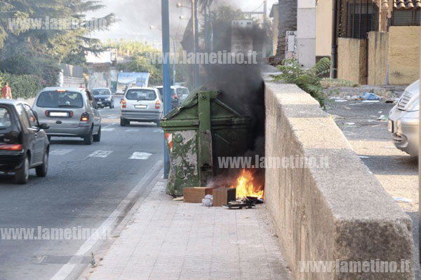 Lamezia: In città vanno a fuoco i cassonetti dei rifiuti