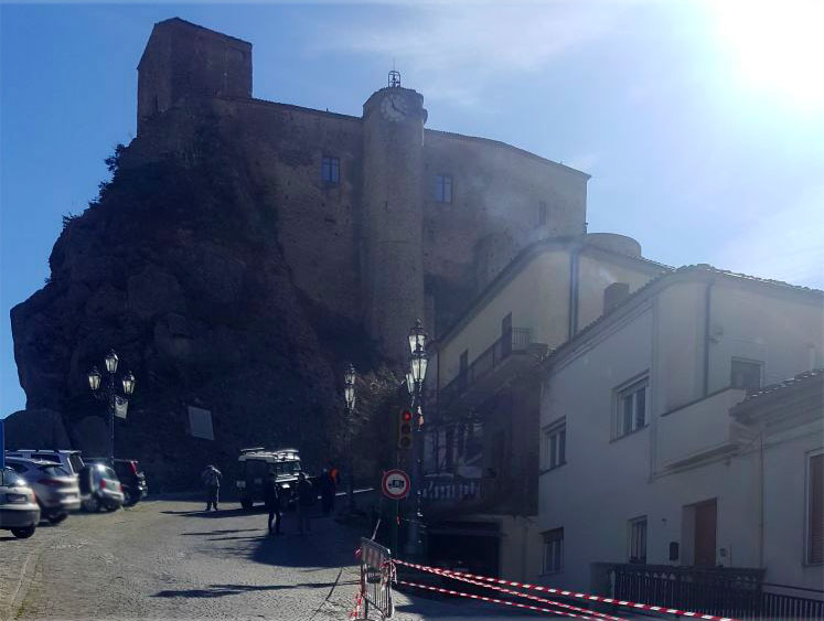 Frana minaccia il castello di Oriolo, abitazione evacuata