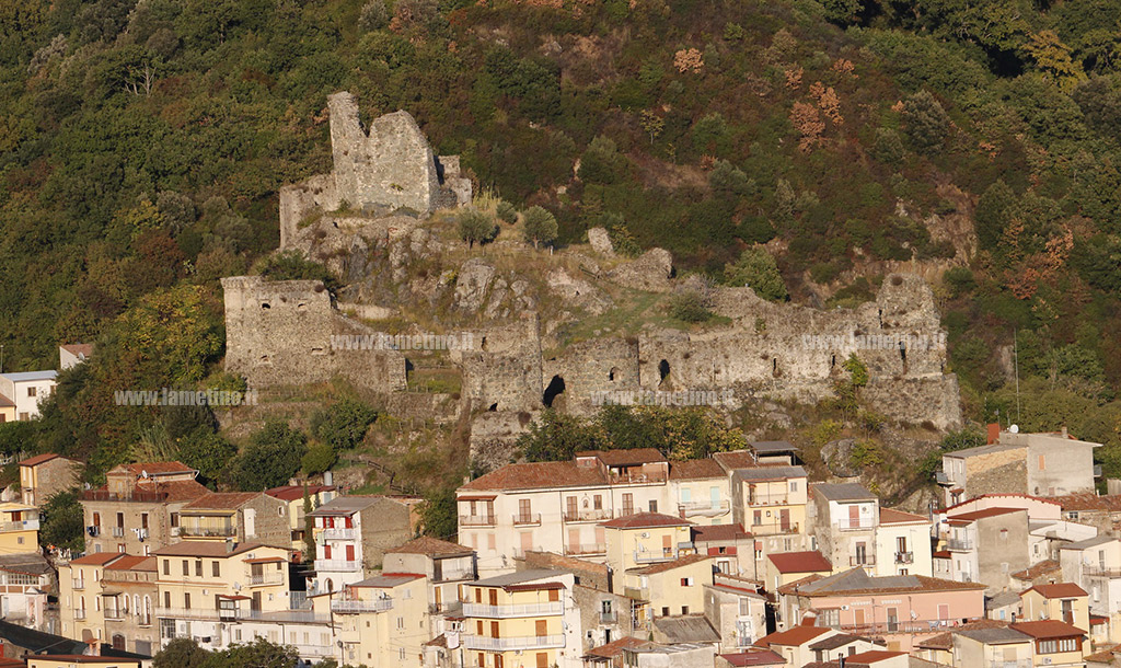 Lamezia, la protesta dei residenti di San Teodoro: “Nostro quartiere regno di degrado e incuria”