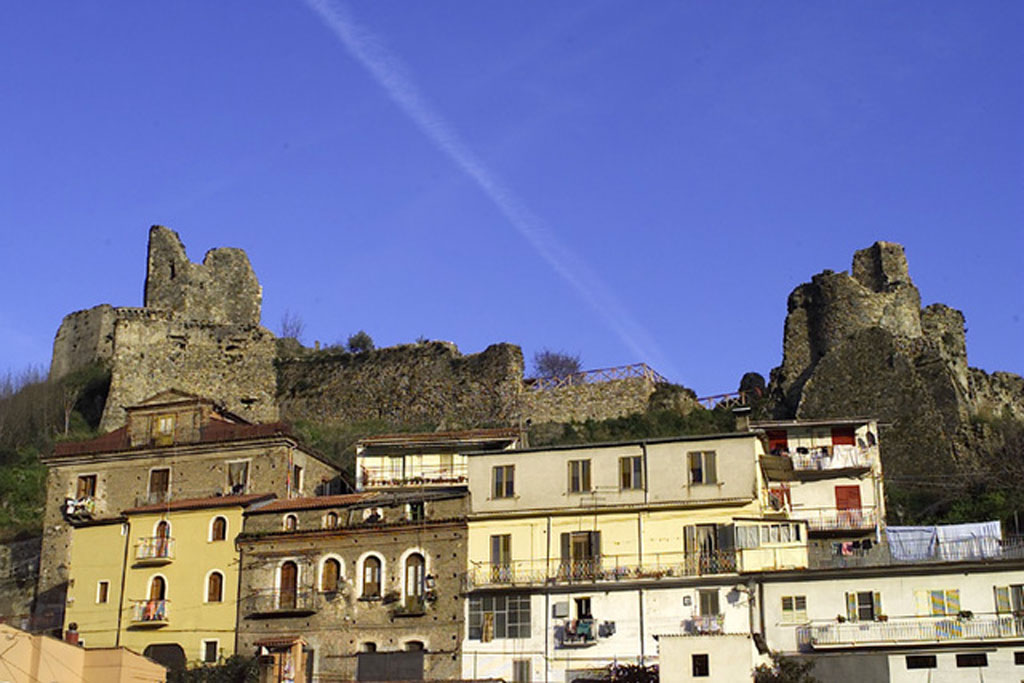 castello-normanno_16ee6.jpg